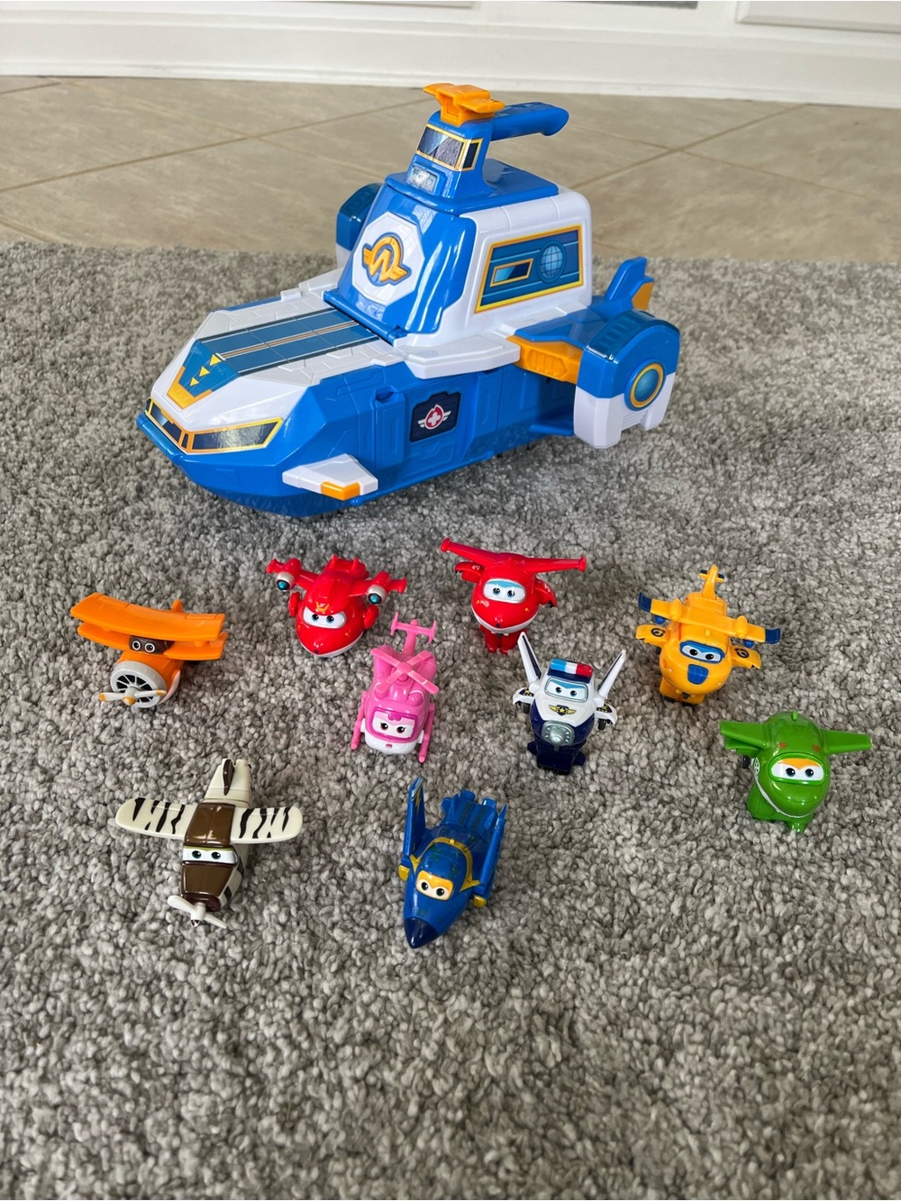 Super Wings World Aircraft with Transform-A-Robots